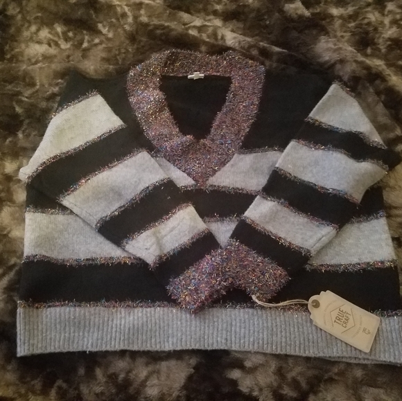 Sweaters - Picture 2 of 7